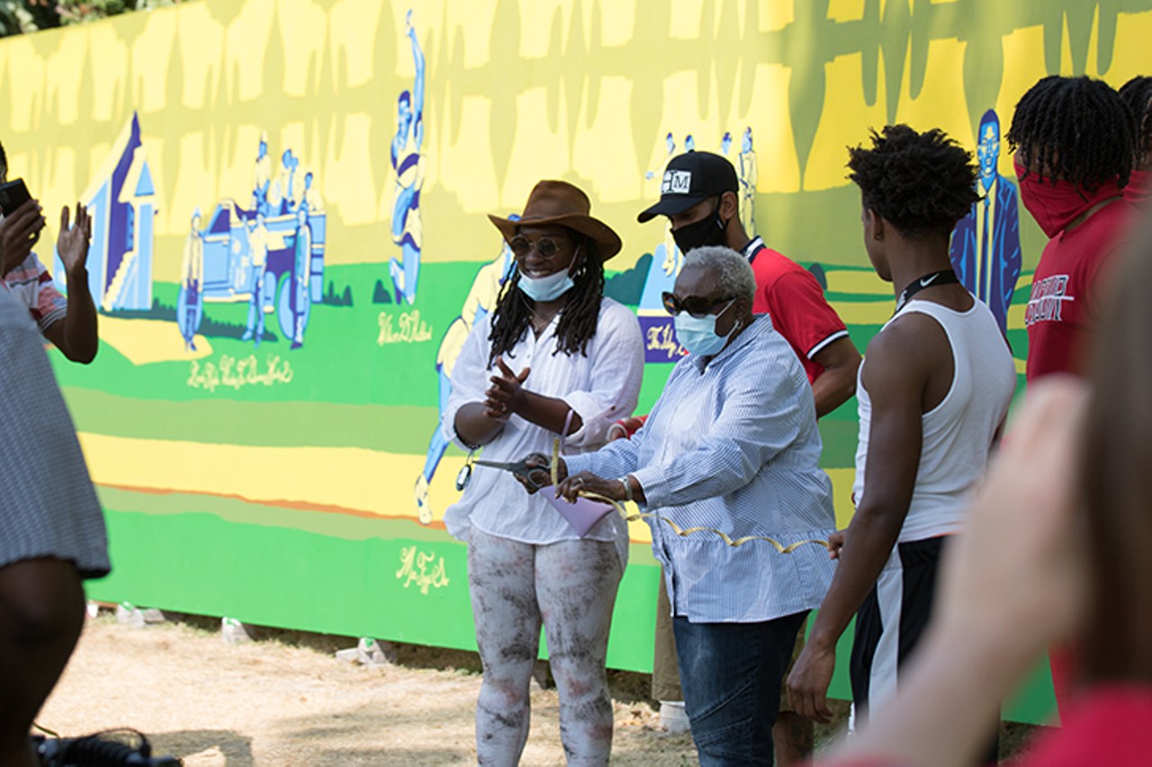 Dolores Lindsay (right) and lead mural artist Daryl Myntia Daniels (left)
