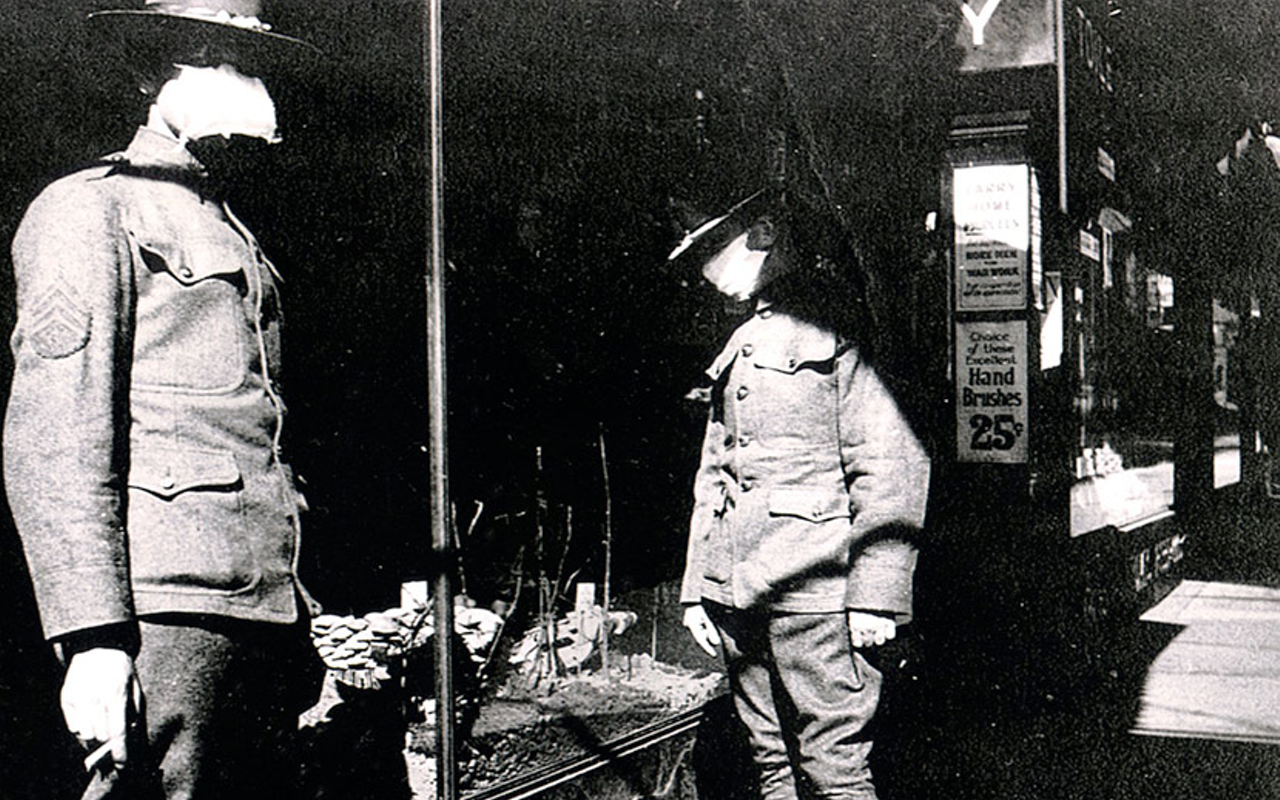 Soldiers from Camp Gordon, Georgia on their way through Cincinnati, donning flu masks