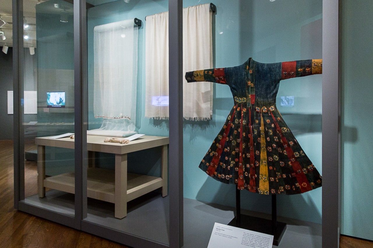 Women's dress from the early 20th century, made of wool and tie-dyed