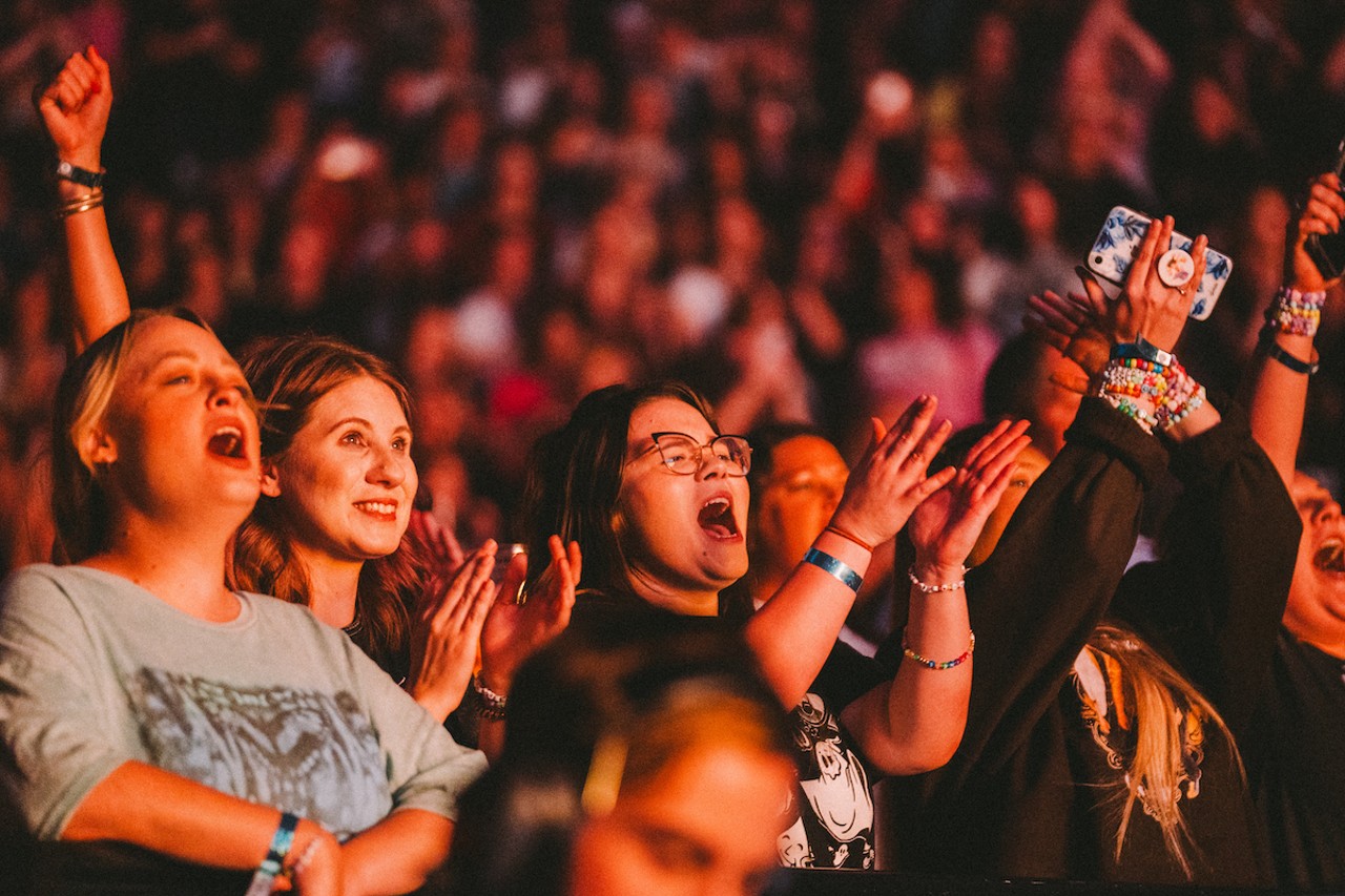 Jonas Brothers Bring Crowd to Tears By Dedicating Song to Fan's Late Child  - Parade