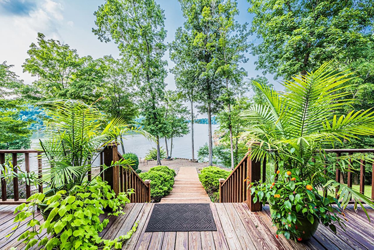 Waterfront Lake House
Lewisburg, KY
Entire Home | Starting at $503/night | Hosts 12 Guests
&#147;The Carlisle Lake House offers 2 kayaks, 2 bikes, 6-person blow-up float, blow-up paddle board, 8 adult life vests, 6 TVs with YouTube TV, and 2 story living for your relaxing stay.&#148;