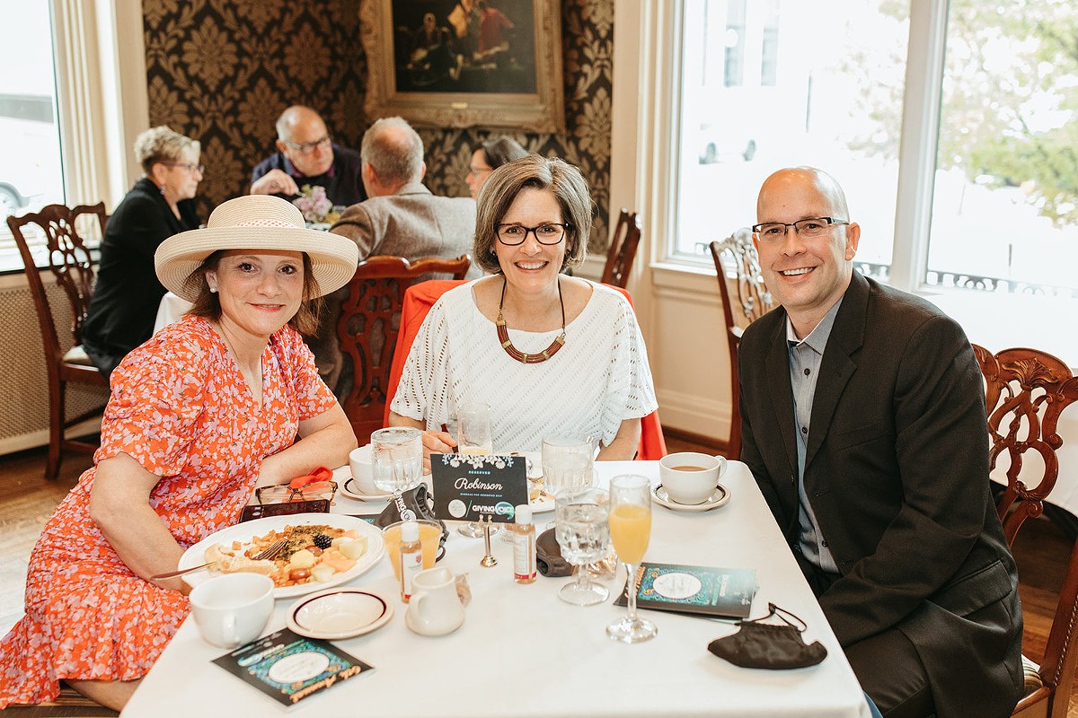 Patrons enjoying brunch at the last Mimosas for Memories event in 2021.