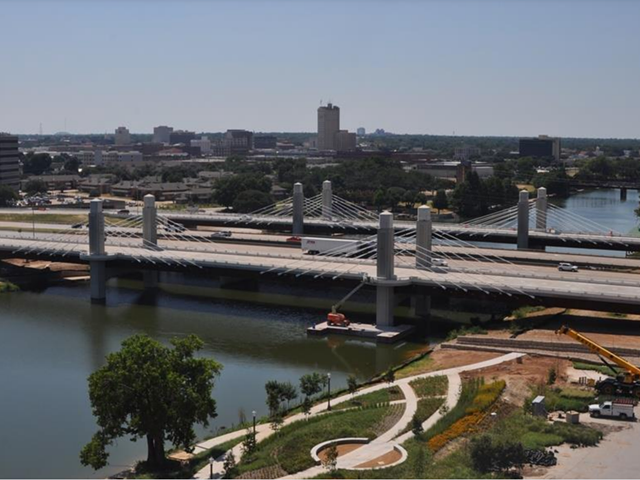 A bridge in Waco, Texas that shows what an extradosed bridge looks like