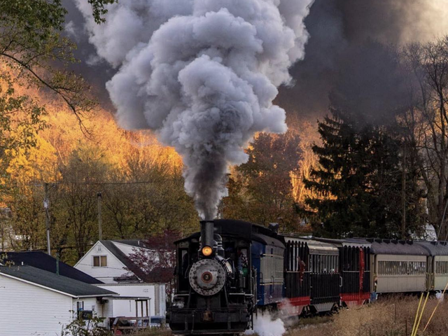Hocking Valley Scenic Railway’s Fall Foliage Ride allows visitors to see the changing colors of the season in southern Ohio on Thursdays through Sundays through October 31.