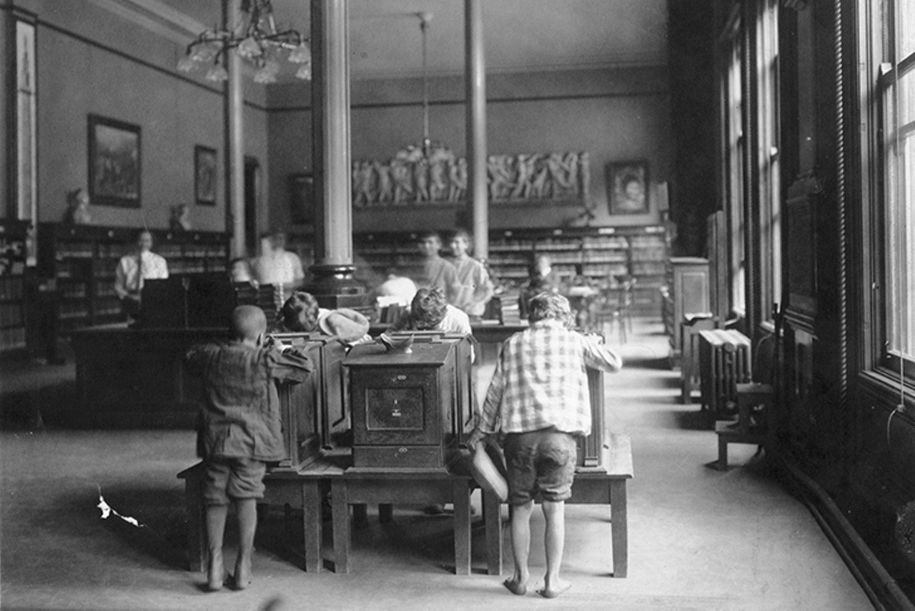 More kids using the stereopticon, which is a slide projector also known as a "magic lantern." The device is made up of two lenses, typically one layered over the other.
Photo: Courtesy of The Public Library of Cincinnati and Hamilton County Digital Archives