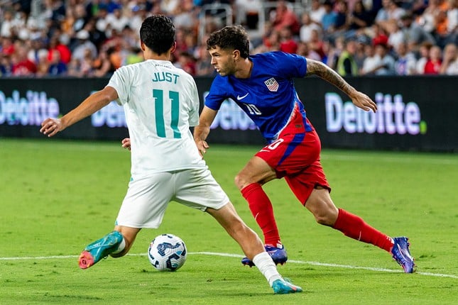 Christian Pulisic quickly changes direction just outside the goal box.