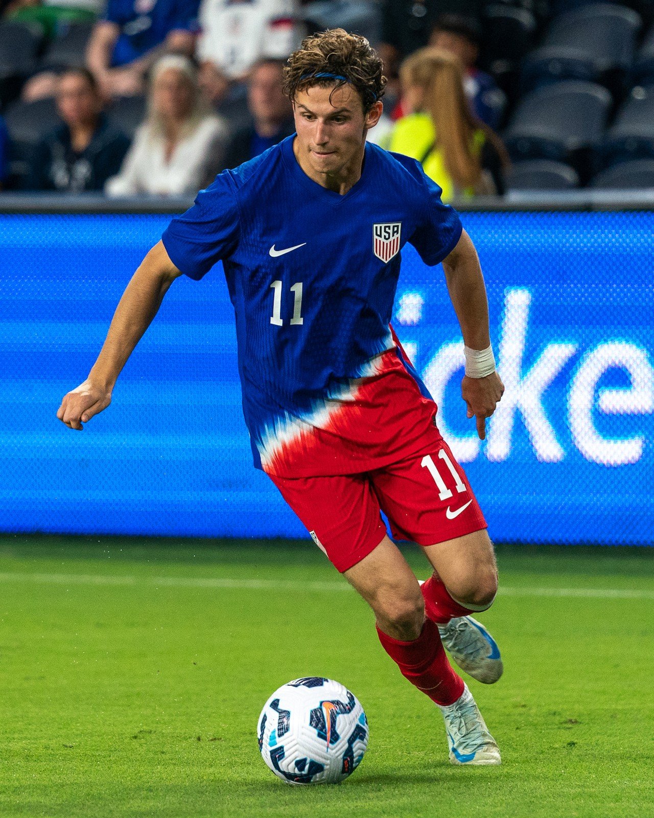 USA forward Brenden Aaronson dribbles into defensive zone.