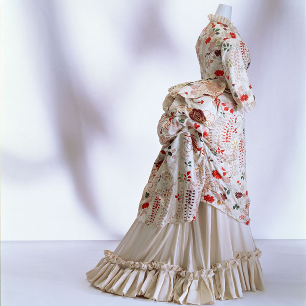 Misses Turner Court Dress Makers (active late 19th century), London&nbsp;&#151; dress circa 1875
The Kyoto Costume Institute
Photo by Richard Haughton