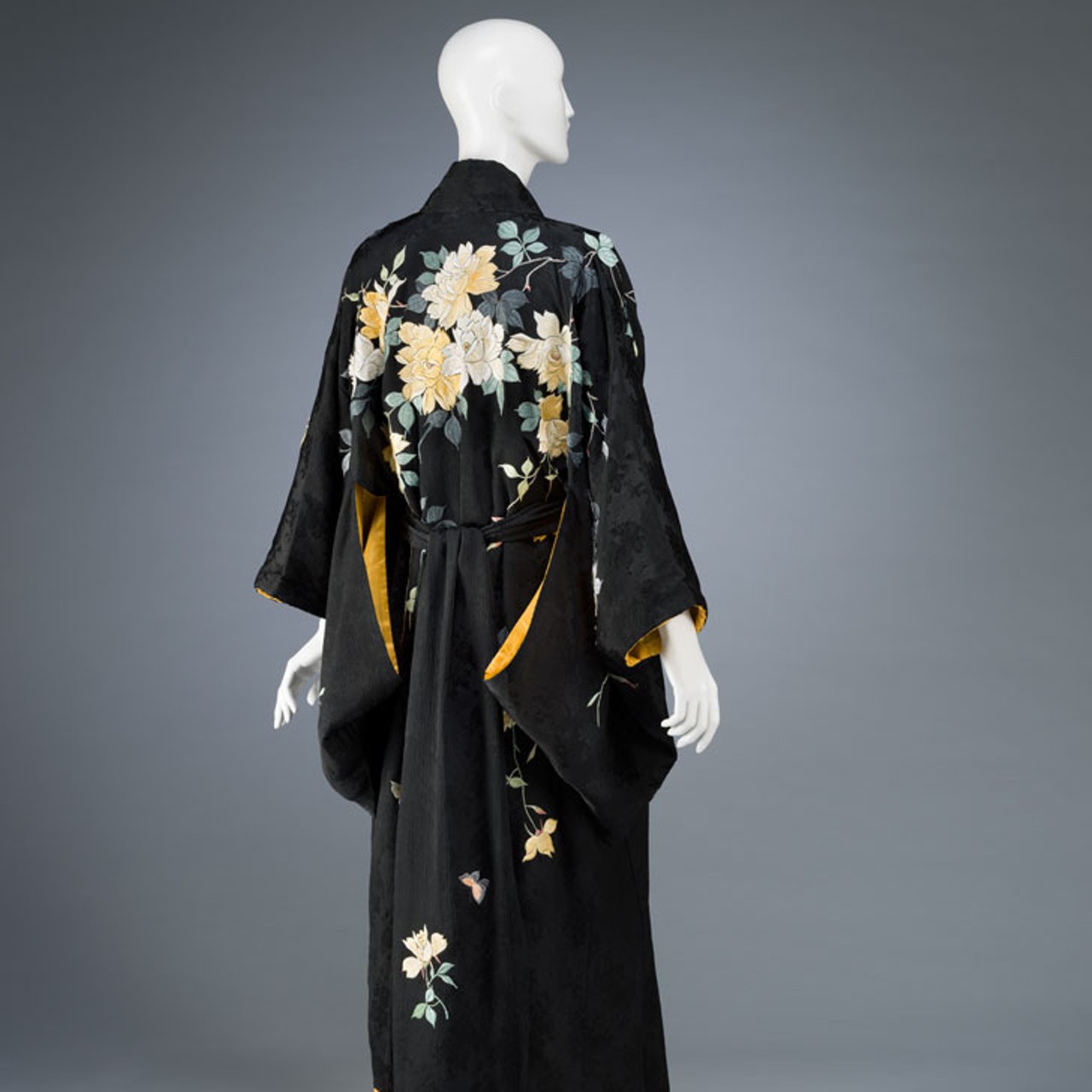 Silk kimono and sash circa 1920
Cincinnati Art Museum; Gift in memory of Mrs. William Leo Doepke (Ethel Page) by her granddaughter, Sara Doepke
Photo by Rob Deslongchamps