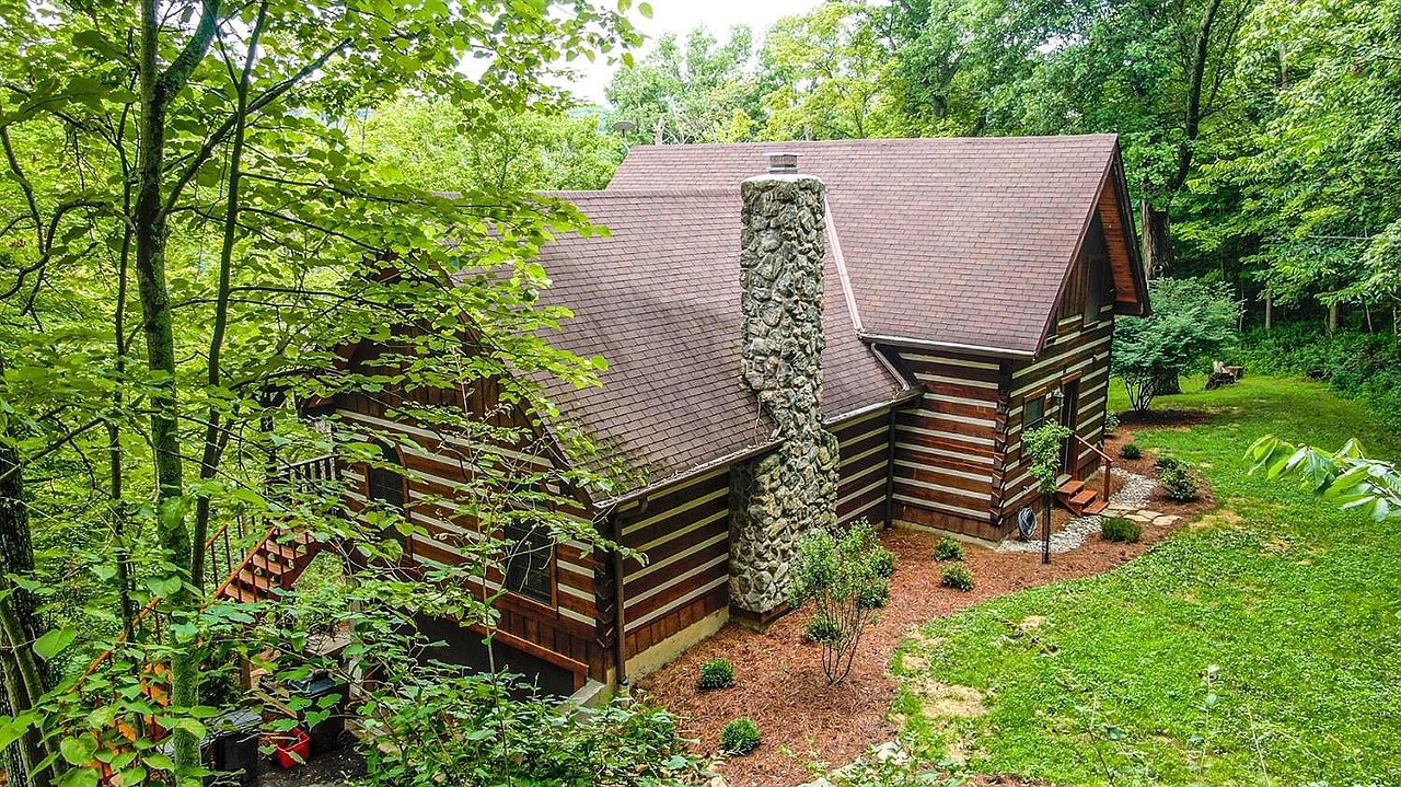 This Charming AF Log Cabin Located Near Downtown Cincinnati Just Hit the  Market, Cincinnati