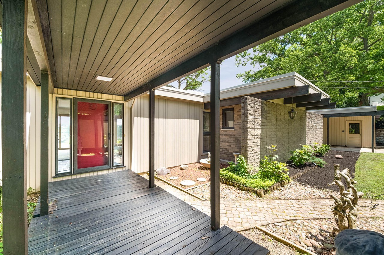 This Mid-Century Modern Home in Fort Thomas with Picturesque Views of the Ohio River is for Sale for $925,000