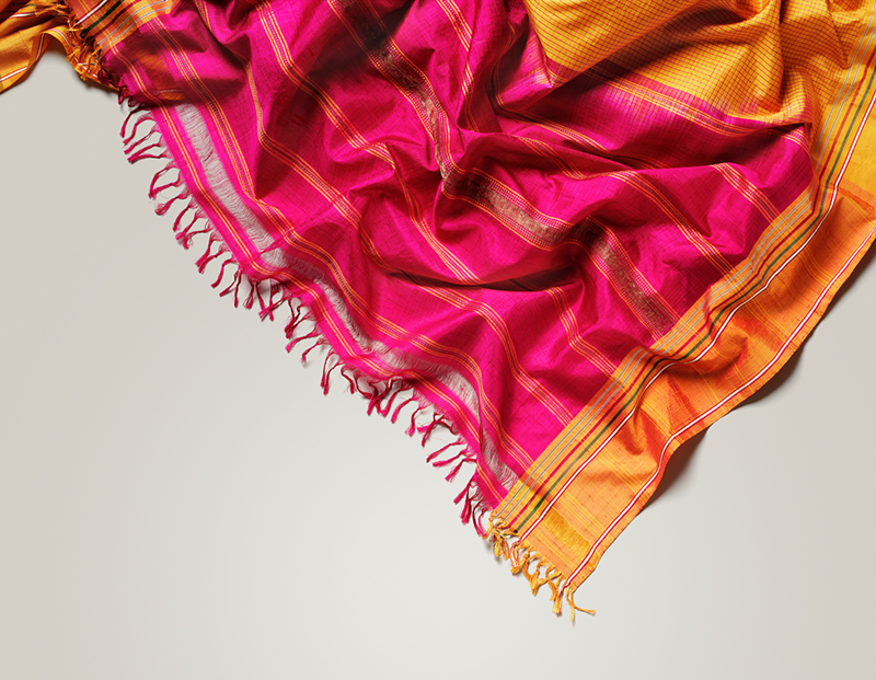 A sari (detail) made with woven  silk, circa 1867, Bangalore. - Photo: Courtesy of the Victoria and Albert Museum, London