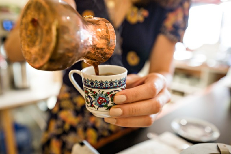 Melissa Aydogan pouring Rüya Coffee - Photo: Hailey Bollinger