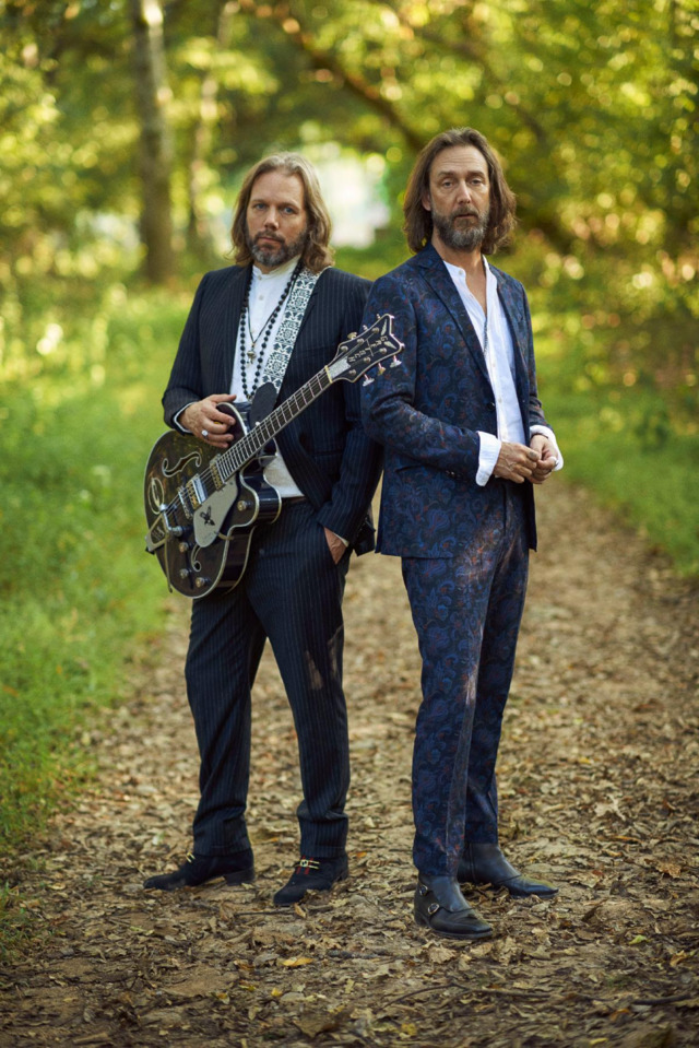 (L to R): Rich and Chris Robinson - Photo: Josh Cheuse