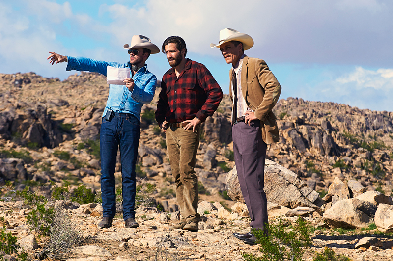 Director Tom Ford talks to Jake Gyllenhaal and Michael Shannon on the set of Nocturnal Animals. - Photo: Merrick Morton/Focus Features