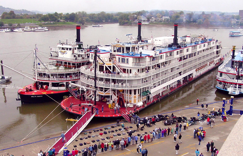 The Delta and Mississippi Queen - PHOTO: CREATIVE COMMONS