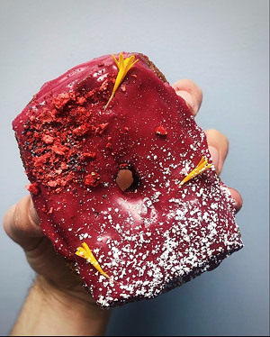 Cronut with vanilla pastry cream and hibiscus glaze - Photo: Provided by rose&mary Bakery