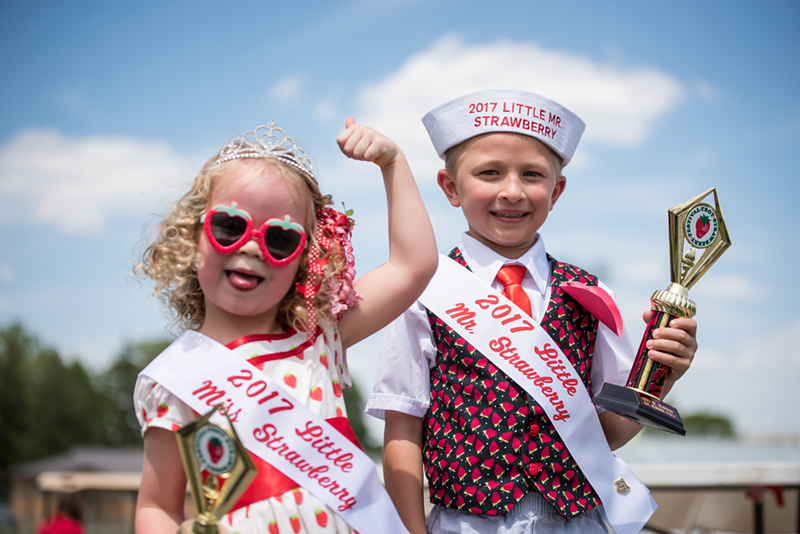 The winners of the Little Miss and Mr. Strawberry Pageant 2017 - Photo: facebook.com/troystrawberryfestival