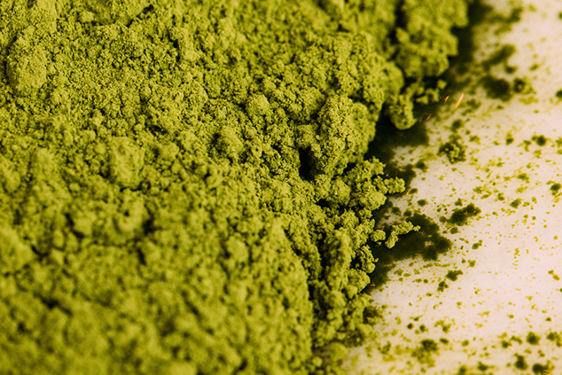 Criminals were trying to be sneaky with the green cocaine, disguising the substance as matcha or moringa powder, commonly used as nutritional supplements. - Photo: Charles Deluvio/Unsplash
