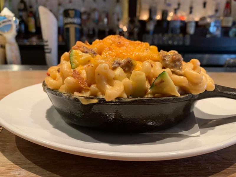 "How the Grinch Stole Christmas" mac and cheese with roast “beast”, home fries, caramelized onions, roasted red peppers, diced zucchini, and cheddar cheese. - Photo: Facebook.com/KeystoneHydePark