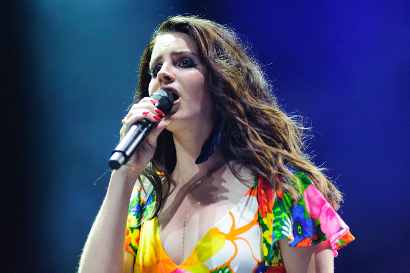 Lana Del Rey - Photo: By Neon Tommy/Uploaded by C.Jonel - Coachella Weekend 2 Artists-88, CC BY-SA 2.0, https://commons.wikimedia.org/w/index.php?curid=37648332
