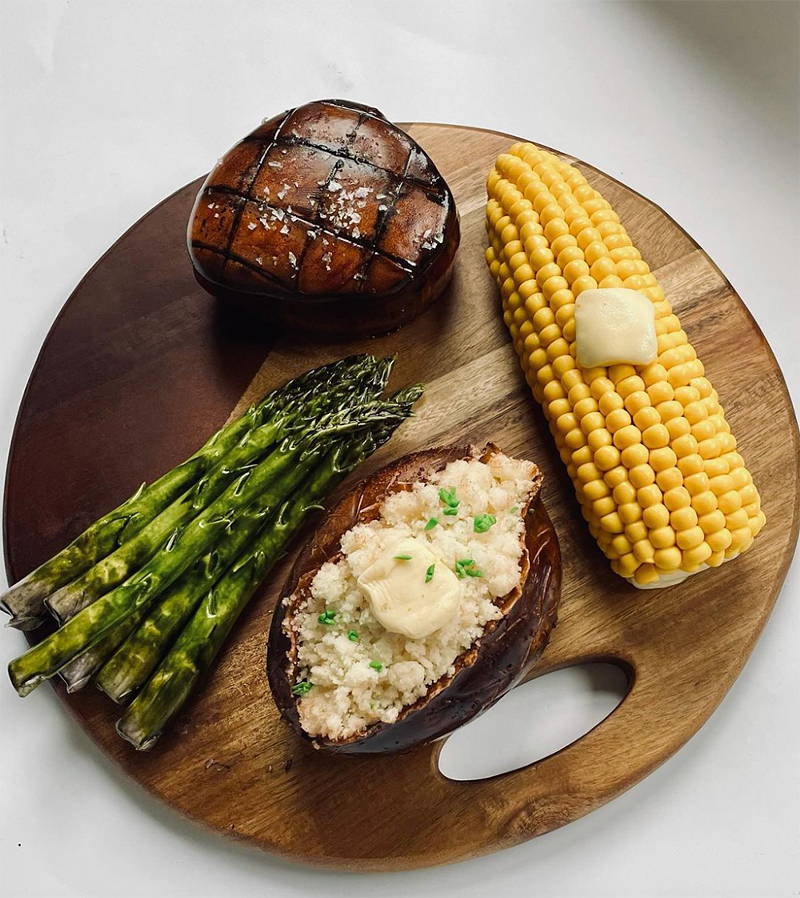 This steak dinner is actually a cake. - PHOTO: FAT BEN'S BAKERY / INSTAGRAM.COM/FATBENSBAKERY