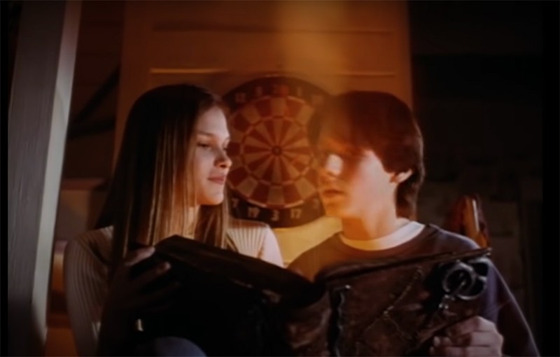 Vinessa Shaw (left) and Omri Katz from Hocus Pocus are slated to appear at HorrorHound Weekend. - Photo:YouTube screengrab