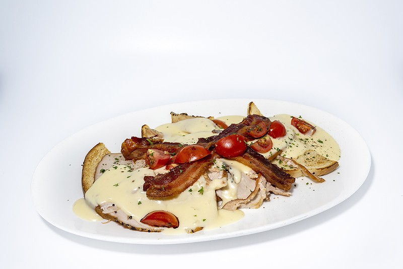 The River Side Hot Brown at Y'all Cafe - Photo: Y’all Hospitality