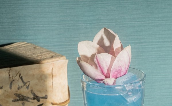Sakura Spritz
What's in it: Butterfly pea tea-infused vodka, sake, sakura + blue spirulina syrup, lemon and electrolytes