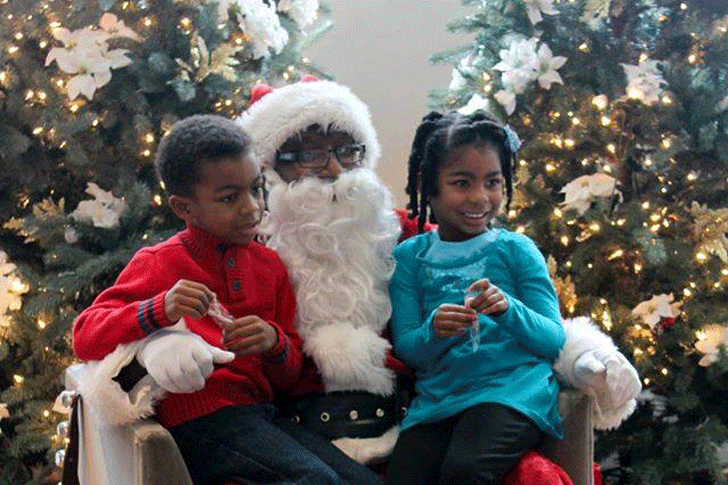 Cincinnati Black Santa Claus Stops by the Cincinnati Art Museum for Fun ...